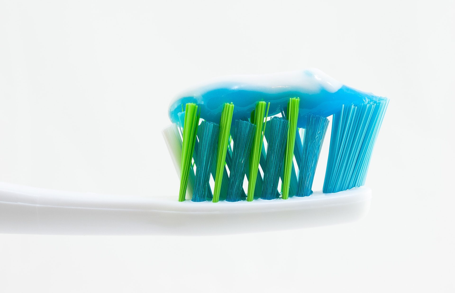 8 überraschende Reinigungstricks mit Zahnpasta, die jeder kennen sollte